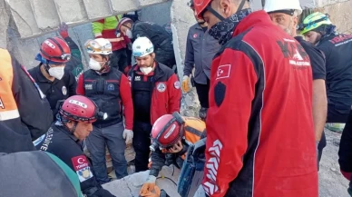 Kartepe Belediyesi Gebze'de çöken binada AFAD ile çalıştı