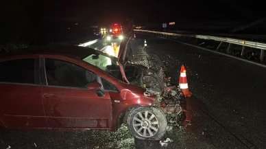 Düzce'de yağmur nedeniyle otomobil bariyerlere çarptı ve sürücü yaralandı