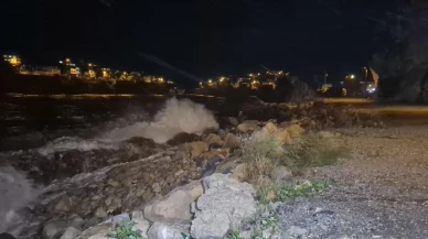 Karadeniz'de bartoş dalgalar fırtına ile 8 metreye ulaştı