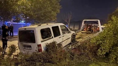 Kayseri’de alkollü sürücü ağacı devirip tramvay durağına yan yattı