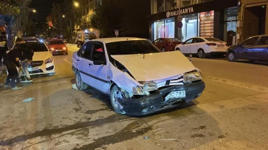 Eskişehir'de alkollü sürücünün kazasında geri dönüşüm aracı devrildi