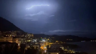 Kaş'ta şimşekler gökyüzünü aydınlatarak geceyi gündüze çevirdi