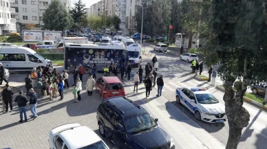 Çorum'da belediye otobüsü kamyona çarptı 22 öğrenci yaralandı