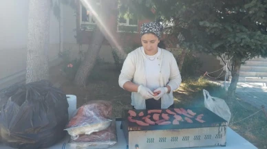 İhsaniye Beyköy Ortaokulu öğrencilerine sucuk ekmek etkinliği ile moral verdi