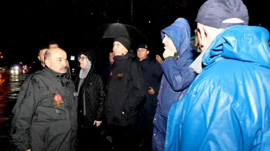 Bakan Yerlikaya Balıkesir'in Sındırgı ilçesinde deprem sonrası incelemelerde bulundu