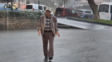 Tekirdağ Süleymanpaşa’da sağanak yağış sokakları göle çevirdi