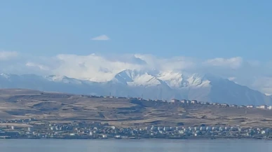 Van’da soğuk hava etkisiyle dağ zirveleri karla kaplandı