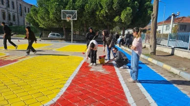 Balıkesir İvrindi Sağlık Hizmetleri Meslek Yüksekokulu Gazievrenos İlkokulu’nda oyun alanı boyama
