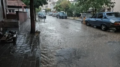 Sındırgı'da sağanak yağış hayatı olumsuz etkiledi