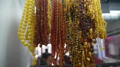 Erzincanlı Mehmet Aydın kuka meyvesinden tespih üretiyor