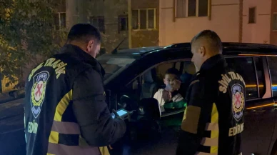 Edirne'de polis ekiplerinin sıkı denetimiyle 65 araç kontrol edildi ve 12 sürücüye ceza