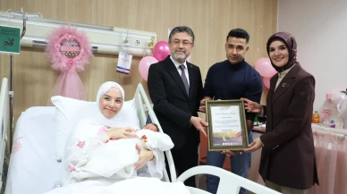 Ankara'da yeni doğan bebekler için fidan dikim sertifikaları ailelere teslim edildi