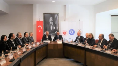 İzmir Ekonomi Üniversitesi'nde aile mahkemeleri hukuk kliniğini tamamlayan öğrenciler sertifikalarını aldı