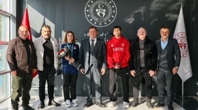 Kayseri'de İslami Dayanışma Oyunları şampiyonları Gülistan Turan ve Sercan Koç çiçeklerle karşılandı