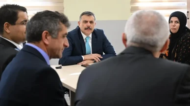 Erzurum Valisi Mustafa Çiftçi Şehit Taha Nergiz İlkokulu'nda öğrenci ve öğretmenlerle bir araya