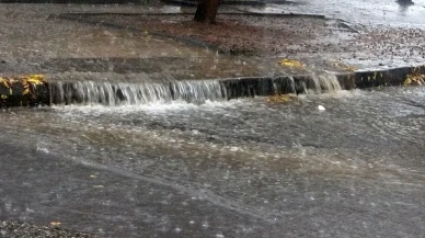 Muğla'nın Menteşe ilçesinde şiddetli yağmur ve dolu yağışı hayatı olumsuz etkiledi