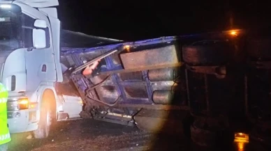 Bilecik'te tır devrilmesi sonucu D-650 karayolu İstanbul yönü ulaşıma kapatıldı