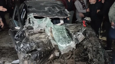 Tokat'ta tır dorsesine çarpan otomobil hurda yığınına döndü, sürücü güçlükle kurtarıldı