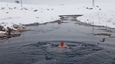 Sivas'ta karlı havada 13 derecelik suya girerek yüzen Kerem Okyay vatandaşları davet etti