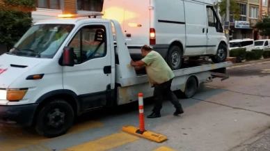 Aydın'da ticari araç kaldırıma çarparak takla attı ve park halindeki otomobile çarptı