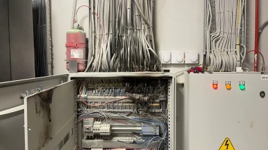 Hatay'daki Defne Devlet Hastanesi'nde elektrik panosundan çıkan yangın itfaiye tarafından söndürüldü