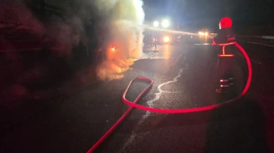 Şanlıurfa'da salça yüklü tırın alev alması sonucu yangın çıktı