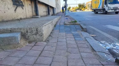 Adana'da engelli rampasına reklam panosu ve sinyalizasyon direği yerleştirilmesi tepki çekti