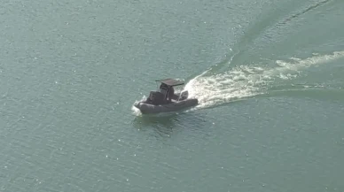 Van'ın Gürpınar ilçesinde Zernek Barajı'na uçan otomobilde kaybolan kişi aranıyor