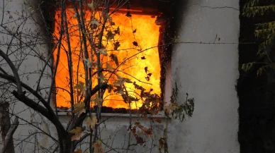 Amasya'da iki katlı evde çıkan yangını yaşlı kadın ağlayarak izledi