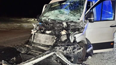 Edirne'de tıra çarpan panelvan hurda haline geldi ve sürücü yaralandı. Olay yerine itfaiye,