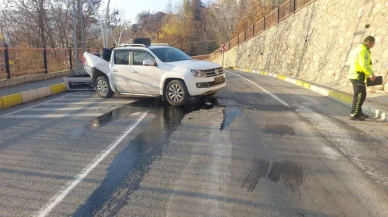 Tunceli'de kamyonet 7 metre yükseklikten düşerek 4 kişiyi yaraladı