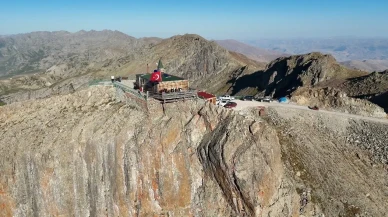 Trabzon-Bayburt sınırındaki Kırklar Dağı Mescidi yangında tamamen yandı