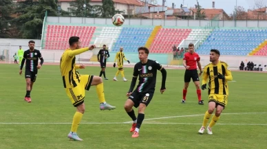Isparta 32 Spor ile Aliağa FK arasında oynanan maç 1-1 berabere sonuçlandı