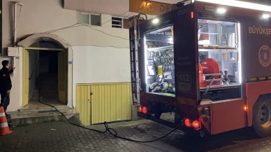 Mudanya'daki Feyizoğlu Apartmanı'nda buzdolabından kaynaklanan yangın itfaiye müdahalesiyle kontrol altına alındı