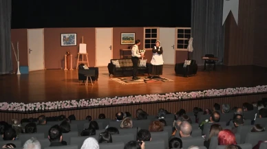 Isparta'da belediye ve üniversite iş birliğiyle şehir tiyatrosu perdelerini açtı