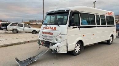 Karaman’da yolcu minibüsü ile otomobilin çarpışması sonucu 2 kişi yaralandı
