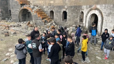 Erzurum'da Ebu İshak Vakfı ve Emin Eğitim Derneği gençlerle tarihi mekânları gezdi