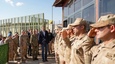 Hakkari'de 2. Ordu Komutanı Topaloğlu ve vali Çelik sınır üslerini ziyaret etti