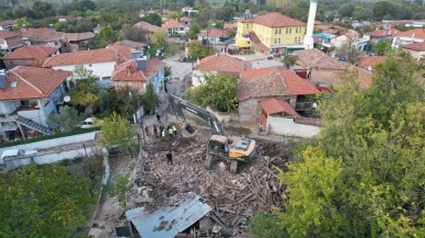 Sındırgı'da AFAD ekipleri depremde hasarlı 50 yapıyı yıkıyor