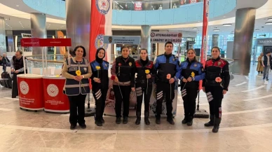 Afyonkarahisar'da polis kadına şiddetle mücadele için stant açtı