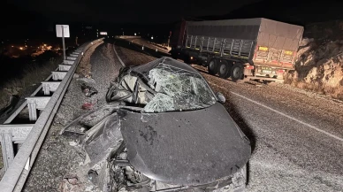 Afyonkarahisar’da tıra çarpan otomobilde dört kişi yaralandı