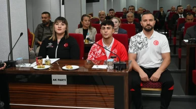 Isparta'da başarılı sporcular Başkan Başdeğirmen tarafından altınla ödüllendirildi