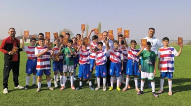 Osmaniye'de gençlere matematiği sevdirmek için futbol maçlarında kitap dağıtıldı