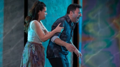 Kocaeli Şehir Tiyatroları'nın "Unutmak" oyunu seyirciyle buluştu ve beğeni topladı