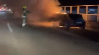 Bursa'da seyir halindeki otomobil bilinmeyen bir nedenle alev aldı, itfaiye tarafından söndürüldü