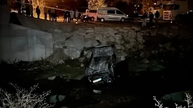 Karabük'te alkollü sürücünün kontrolü kaybettiği araç köprüden dereye uçtu, 1 ölü 1 yaralı