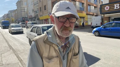 Eskişehir'de Mustafa Uludağ "Ekmek Teknesi" yazılı el arabasıyla hurda topluyor