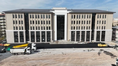 Kayseri'de belediye yeni hizmet binası çevresine 2,16 milyon TL'lik asfalt yatırımı yapıyor