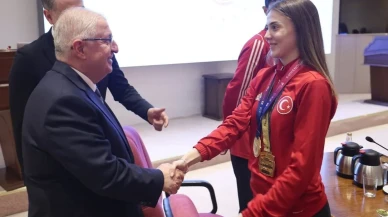 milli savunma bakanı Yaşar Güler, tekvando milli takımını başarısından dolayı tebrik etti
