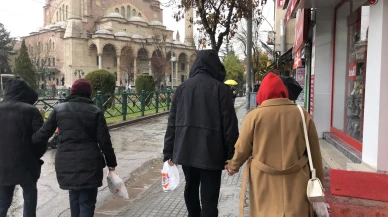 Eskişehir'de yağmur etkisini gösterdi, vatandaşlar dükkan saçaklarına sığındı